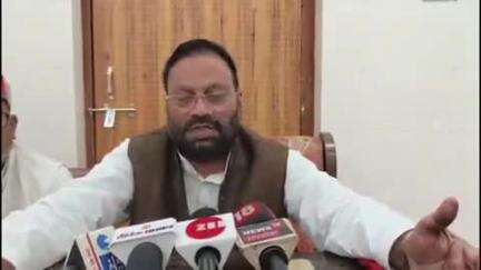 गोंडा: सिंचाई विभाग डाक बंगले में AJP के नेता स्वामी प्रसाद मौर्य ने प्रेस वार्ता में कहा- सरकार आतंकवादियों को बचा रही है
