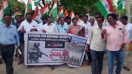 శింగనమల: బుక్కరాయసముద్రం మండల కేంద్రంలో సైనికుల శక్తి సామర్థ్యాలకు బాసటగా నిలుద్దాం ఎమ్మార్వో పుణ్యవతి ఎంపీడీవో సల్మాన్ రాజ్