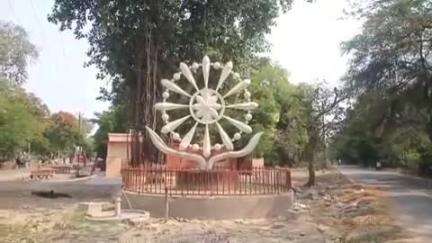 अयोध्या विकास प्राधिकरण द्वारा अयोध्या के विभिन्न चौराहों पर प्रभु श्रीराम से जुड़े स्तंभ लगवाए जा रहे हैं