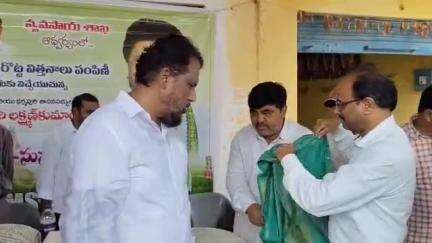ధర్మపురి: విత్తనాలు విత్తనాలు పంపిణీ చేసిన ప్రభుత్వ విప్ అడ్లూరి లక్ష్మణ్ కుమార్