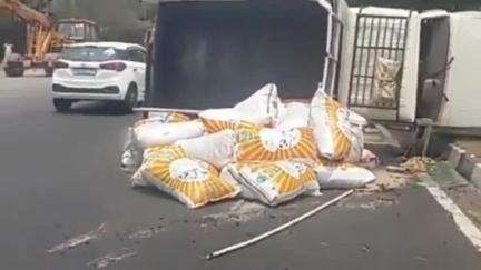 थानेसर: शाहाबाद: NH44 पर टायर फटने से खल से भरी पिकअप पलटी, चालक और क्लीनर बाल-बाल बचे