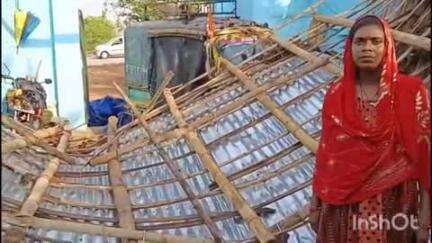 कामडारा: मोरहाटोली में आंधी से गिरी घर की छत, पीड़ित परिवार ने प्रशासन से की मुआवजे की मांग