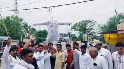 सारंगपुर: सोफिया कुरैशी पर विजयशाह की टिप्पणी के विरोध में कांग्रेस ने सारंगपुर में पुतला जलाकर इस्तीफे की मांग की