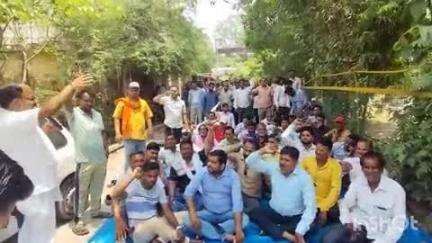 लखीमपुर: नई बस्ती उप केंद्र पर आउटसोर्स कर्मचारियों का कार्य बहिष्कार कर धरना प्रदर्शन जारी, जिले में विद्युत व्यवस्था हुई चरमराई