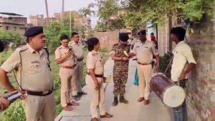 छपरा: नगर थाना क्षेत्र: हत्याकांड के फरार अभियुक्तों के घरों पर इश्तेहार चिपकाया गया, वरीय एसपी ने दी जानकारी