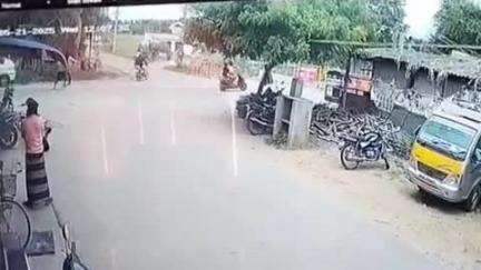 திருப்பூர் தெற்கு: போயம்பாளையம் அருகே கட்டுப்பாட்டை இழந்த கார் சாலையை கடந்த நபர் மீது மோதி விபத்துக்குள்ளான சம்பவம் பரபரப்பை ஏற்படுத்தியுள்ளது