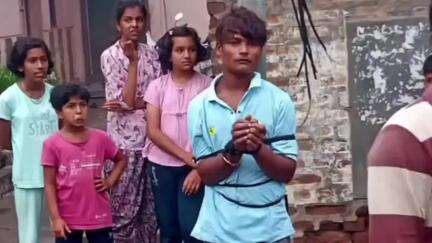 शिरोळ: चाकूचा धाक दाखवून गुटखा लुटण्याच्या प्रयत्न करताना चारचाकी गाडीचा अपघात,दत्तवाड येथील घटना