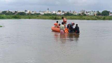 ಕಂಪ್ಲಿ: ನದಿಯಲ್ಲಿ ಮುಳುಗಿದ ಬಾಲಕ ಗೌತಮ್,ಮೂರನೇ ದಿನಕ್ಕೆ ಕಾಲಿಟ್ಟ ಶೋಧ ಕಾರ್ಯ, ಬಾಲಕನ ತಂದೆ ನದಿಗೆ ಹಾರಲು ಯತ್ನ