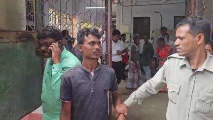 সিউড়ি ১: স্ত্রীকে খুন করার চেষ্টার ঘটনায় ধৃত স্বামীকে সিউড়ি থানা পুলিশের পক্ষ থেকে সিউড়ি আদালতে পেশ করা হলো