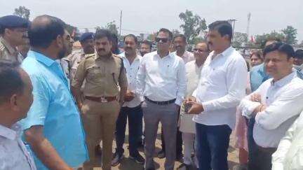 हाटपिपल्या: हाटपिपल्या में 28 मई को मुख्यमंत्री के आगमन को लेकर विधायक व प्रशासनिक अधिकारियों ने किया कार्यक्रम स्थल का निरीक्षण