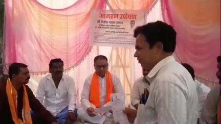यावल: यावलच्या सहाय्यक निबंधक कार्यालयासमोरील विविध मागण्यांसाठी सुरू केलेले शिवसेना शिंदे गट उपजिल्हा संघटक यांचे उपोषण मागे
