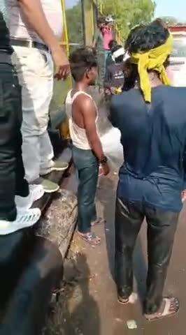मझगवां: चित्रकूट: कर्वी बांदा हाईवे पर मंदाकिनी नदी पुल पर पाइपलाइन फूटी, लाखों लीटर पानी बहा
