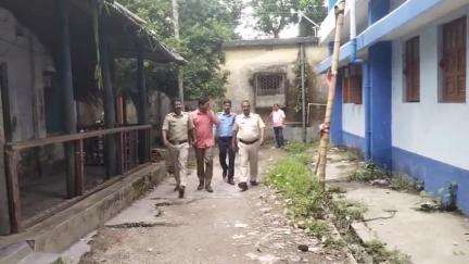 দিনহাটা ১: দিনহাটায় এক গ্রাহকের কাছ থেকে লোন দেওয়ার নাম করে লক্ষাধিক টাকা নেওয়ার অভিযোগ এক ব্যাংক কর্মীর বিরুদ্ধে,৫ দিনের রিমান্
