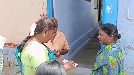 ராசிபுரம்: ஆர்.புதுப்பட்டியில் வீட்டுமனை வழங்கும் சிறப்பு திட்டத்தின் கீழ் வீட்டுமனை பட்டா வழங்குவது தொடர்பான ஆய்வுகளை மாவட்ட ஆட்சியர் உமா மேற்கொண்டார்