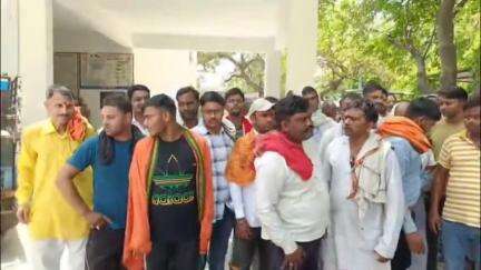 महावन: दो भाइयों की मौत के मामले में पुलिस की कार्रवाई को लेकर ग्रामीणों ने निर्दोषों को फंसाए जाने की शिकायत एसपी से की