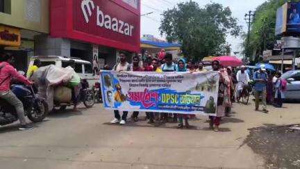 সিউড়ি ১: ২০২২ সালে প্রাথমিকের টেট উত্তীর্ণ চাকরিপ্রার্থীদের পক্ষ থেকে সিউড়ির DPSC অফিসে বিক্ষোভ কর্মসূচি করা হলো