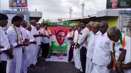பொள்ளாச்சி: ராஜீவ் காந்தி 34 ஆவது நினைவு தினத்தை முன்னிட்டு  பேருந்து நிலையம் அருகில் காங்கிரஸ் கட்சி சார்பில் பயங்கரவாக எதிர்ப்பு
உறுதிமொழி
