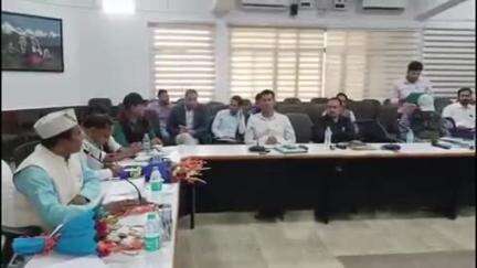 पिथौरागढ़: समाज कल्याण योजनाएं अनुश्रवण समिति के उपाध्यक्ष देशराज कर्णवाल ने विकास भवन में अधिकारियों के साथ की समीक्षा बैठक