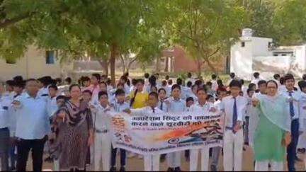 लोहारू: राजकीय मॉडल संस्कृति वरिष्ठ माध्यमिक विद्यालय, लोहारू में आतंकवाद के खिलाफ सेना के पराक्रम को किया गया नमन