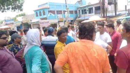 ফরিদপুর দুর্গাপুর: লাউদোহা মোড়ে এলাকায় দোকানের সামনে ঠান্ডা পানীয়র বোতল ফেলা নিয়ে গণ্ডগোল; রাস্তা অবরোধ, ঘটনাস্থানে পুলিশ