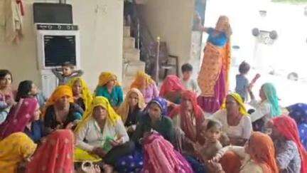 नांगल शेरपुर में महिलाओं ने भारत की एकता, अखंडता व अमन चैन की मंगल कामना को लेकर किया सामूहिक भजन संकीर्तन कार्यक्रम
