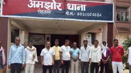 रोहतास: अमझोर थाना में गुंडा परेड, पुलिस अधीक्षक के निर्देश पर दी गई सख्त चेतावनी