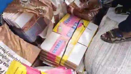 धामपुर: शेरकोट के भनोटी की पुलिया के पास पुलिस ने छापेमारी कर एक पिकअप वाहन से नकली ब्रुश बनाने का मैटेरियल पकड़ा