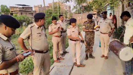 नगर थानान्तर्गत जाकिर कुरैशी हत्याकांड में कुल 04 गिरफ्तार, अन्य अभियुक्तों के विरुद्ध इश्तेहार चस्पा करती सारण पुलिस
