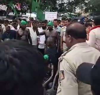 ಹಾರೋಹಳ್ಳಿ: ಟೋಲ್ ವಸೂಲಾತಿ ಖಂಡಿಸಿ ಸೋಮನಹಳ್ಳಿ ಟೋಲ್ ಕೇಂದ್ರದ ಬಳಿ ರೈತ ಸಂಘ ಪ್ರತಿಭಟನೆ