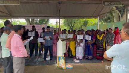 মৰাণ: শ্ৰমিক বিৰোধী নীতিৰ বিৰোধিতা কৰাৰ লগতে সময়ত দৰমহা, ৰেচন প্ৰদানৰ দাবীত খোৱাং চাহ বাগিচাত চাহ শ্ৰমিকৰ তীব্ৰ প্ৰতিবাদ