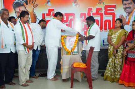 మణుగూరు: మాజీ ప్రధాని రాజీవ్ గాంధీ వర్ధంతి సందర్భంగా ఆయన చిత్రపటానికి పూలమాల వేసి నివాళులర్పించిన ఎమ్మెల్యే పాయం వెంకటేశ్వర్లు