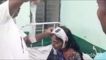 गोला गोकरणनाथ: गोला तहसील क्षेत्र के बांकेगंज में कुत्ता भगाने पर दबंगों ने मां-बेटे की पिटाई की, लाठी-डंडों से किया हमला