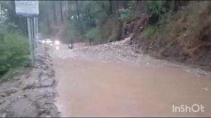 जोशियाड़ा: साल्ड बैंड के पास गंगोत्री हाईवे पर मलबा आने से हुआ भारी जलभराव, लोगों ने जोखिम उठाकर निकाले वाहन