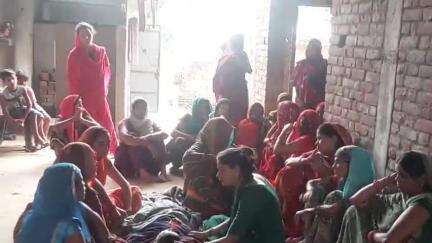 पीलीभीत: गांव मुजफ्फरनगर में संदिग्ध परिस्थितियों में महिला की मौत, शव फांसी के फंदे पर लटका मिला, परिजनों ने हत्या का लगाया आरोप