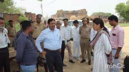 बिधूना: नंदपुर गांव में अवैध निर्माण हटाने के बाद डीएम ने पीड़ित परिवार से की मुलाकात, ऊसर भूमि का पट्टा देने के दिए निर्देश