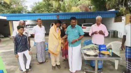 திருப்பத்தூர்: சந்திரபுரம் கிராமத்தில் பத்தாம் வகுப்பில் மாநில அளவில் இரண்டாம்  இடம் பிடித்தால் மாணவிக்கு ஊர் பொதுமக்கள் சால்வை  அணிவித்து மரியாதை
