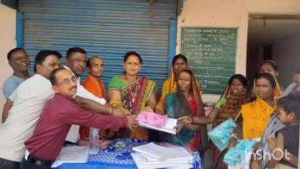 चौपारण: मध्य विद्यालय पेटुला में कक्षा 1 से 8 तक के सभी बच्चों को स्कूल बैग वितरित किए गए