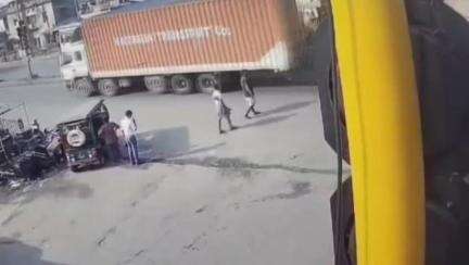 निरसा/चिरकुंडा: निरसा बाजार NH-19 पर कंटेनर ने कार को टक्कर मारी, कार सवार घायल, अस्पताल में इलाज जारी