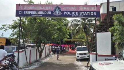 ஸ்ரீபெரும்புதூர்: ஸ்ரீபெரும்புதூர் காவல் நிலையம் முன்பு உத்தரவுக்கு முன்னரே கவன குறைவாக வானத்தை நோக்கி சுட்ட காவலரால் பதட்டம்