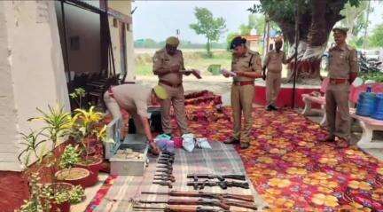 लालगंज: गंभीरपुर थाना के सीओ आस्था जायसवाल ने किया त्रैमासिक निरीक्षण, दिए आवश्यक दिशा-निर्देश, मच गया हड़कंप