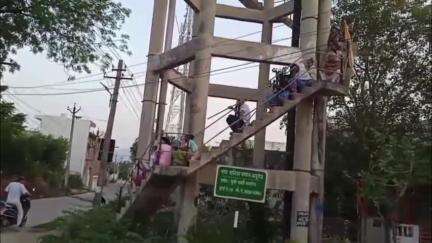 आबू रोड: आबूरोड के महालक्ष्मी कॉलोनी में लड़खड़ाई पेयजल व्यवस्था, कॉलोनी के लोगों ने पानी की टंकी पर चढ़कर किया हंगामा
