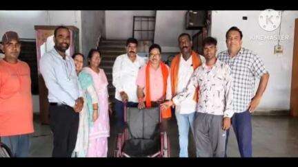 नगरपालिका दीपका के अध्यक्ष ने दिव्यांग को भेंट की व्हीलचेयर