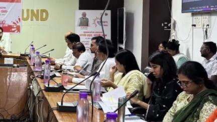 महासमुंद: महासमुंद कलेक्टर विनय कुमार ने कलेक्ट सभागार में 'सुशासन तिहार' की प्रगति की समीक्षा बैठक ली