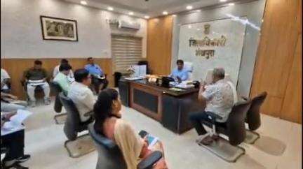 शेखपुरा: डीएम कार्यालय में जिला तकनीकी पदाधिकारी के साथ हुई समीक्षा बैठक