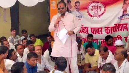 गोंडा: विद्युत विभाग परिसर में धरना दे रहे कर्मचारियों के धरने में शामिल हुए SP नेता सूरज सिंह, कहा- कर्मचारी विरोधी है BJP