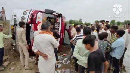 आगर: कानड़ मार्ग पर राजाखेड़ी के पास बस पलटी, 9 यात्री घायल, ज़िला अस्पताल में भर्ती