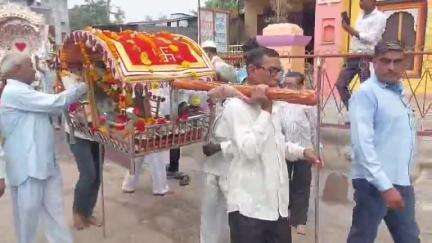 जळगाव: झिपरू अण्णा महाराज पुण्यतिथीनिमित्त नशिराबादमध्ये भव्य पालखी मिरवणूक