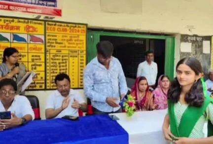 तोपचांची: दुमदुमी पंचायत के पीएम श्री स्कूल में छात्र-छात्राओं के बीच साइकिल वितरण