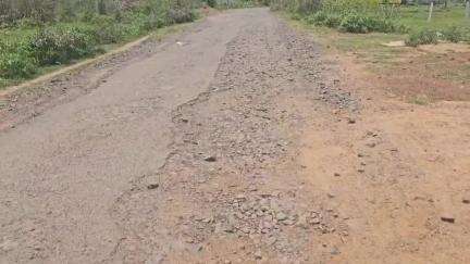 সিউড়ি ১: করিধ্যা বাইপাসের রাস্তার বেহাল অবস্থা, সমস্যায় রাস্তা দিয়ে যাতায়াতকারী মানুষ
#jansamasya