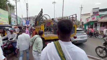 खंडवा नगर: नगर निगम की टीम ने चलाया अभियान, 8 ठेले-गुमटी ज़ब्त, एसडीएम व उपयुक्त रहे मौजूद